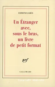 Un Etranger avec, sous le bras, un livre de petit format