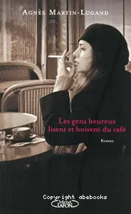 Les gens heureux lisent et boivent du café