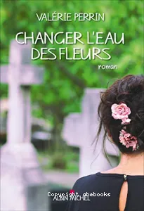 Changer l'eau des fleurs