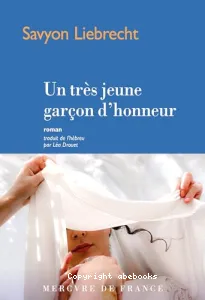 Un très jeune garçon d'honneur